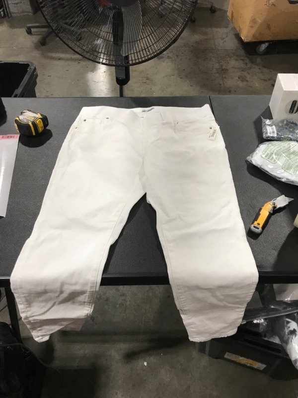 Photo 1 of Amazon Essentials White Pants 16 Short