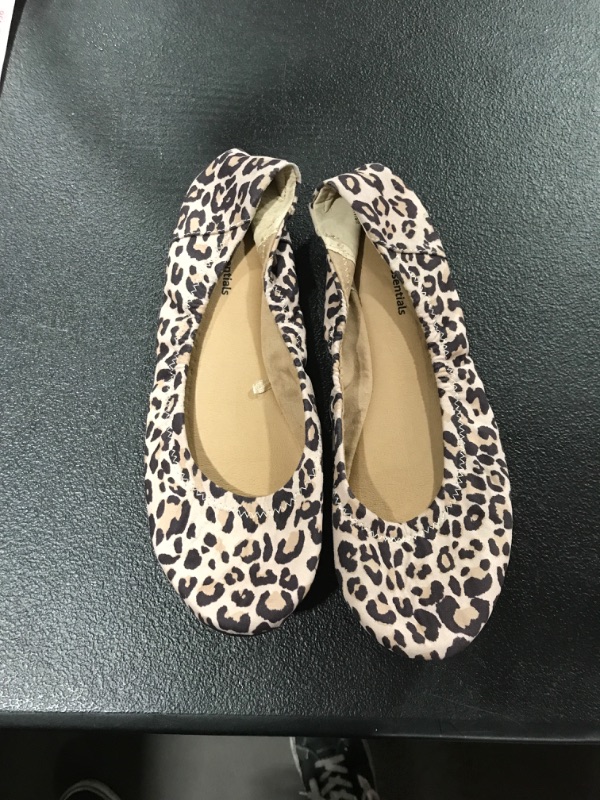 Photo 1 of Amazon Essentials Cheetah Print Slip Ons Size 8 Women's