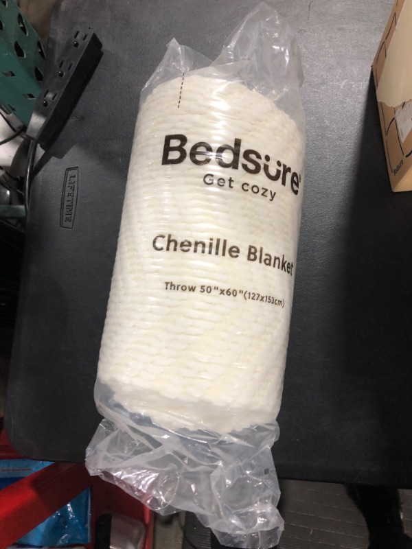 Photo 2 of BEDSURE CHENILLE BLANKET 50"x60"