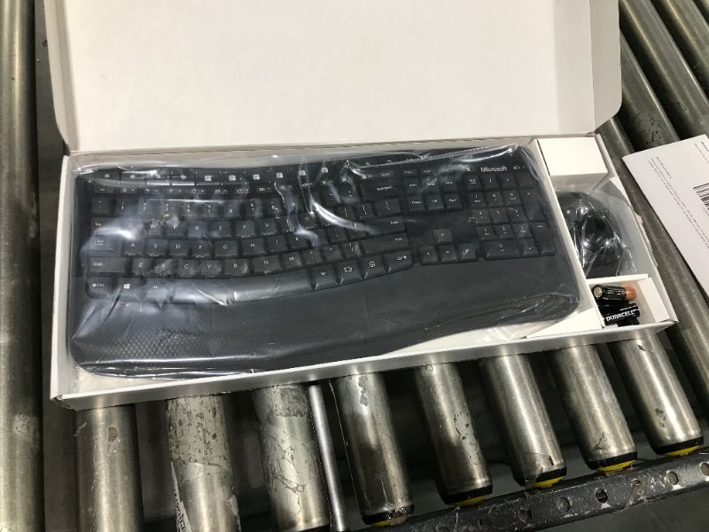 Photo 2 of Microsoft Wireless Comfort Desktop 5050 Keyboard and Mouse Set
