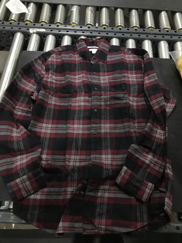 Photo 2 of Amazon Essentials Men's Long-Sleeve Flannel Shirt size small 
