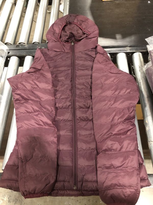 Photo 1 of Amazon Essentials Women's Lightweight Long-Sleeve Full-Zip Water-Resistant Packable Hooded Puffer Jacket Small Burgundy