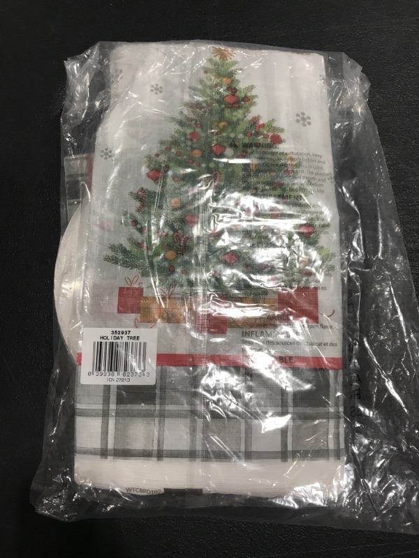 Photo 2 of 16 PCS Holiday Christmas Tree Paper Tablecloth Plate & Napkin SET. 