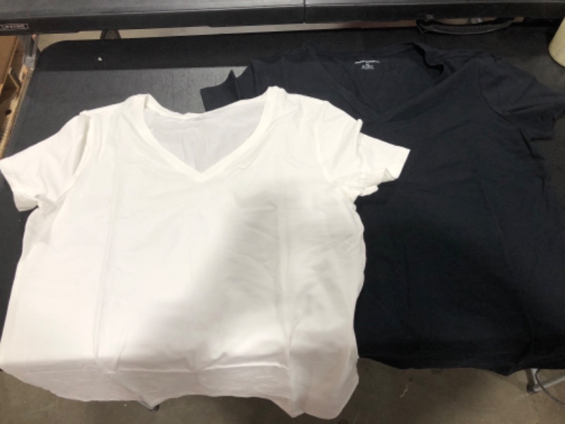 Photo 1 of Amazon Essentials V Neck T-Shirts/ Large