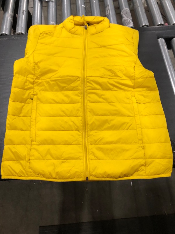 Photo 2 of Amazon Essentials Men's Packable Lightweight Water-Resistant Puffer Jacket SIZE Large Yellow