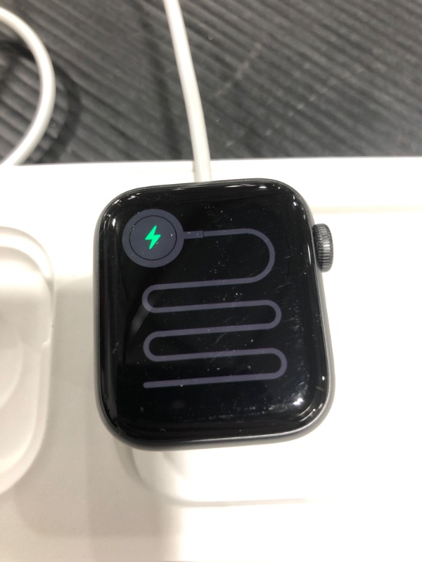 Photo 3 of Apple Watch SE (1st Gen) GPS, 40mm Space Gray Aluminum Case with Midnight Sport Band - Regular
