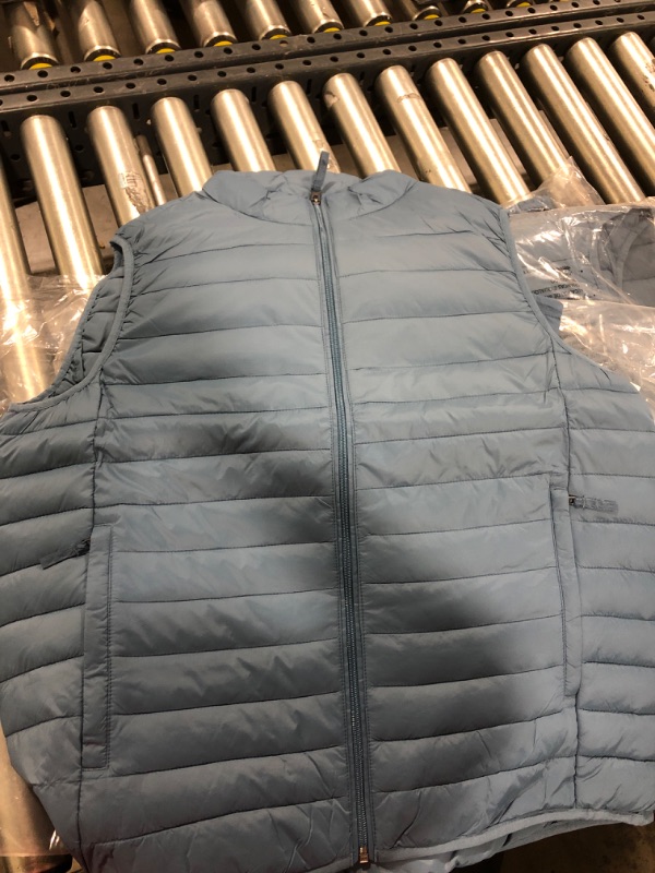 Photo 1 of Amazon Essentials Men's Lightweight Water-Resistant Packable Puffer Vest Large Blue