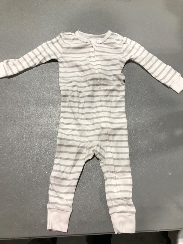 Photo 2 of Hanes Baby Zip Up Pajama, Ultimate Baby Zippin Sleep and Play Suit, size 6-12 months.