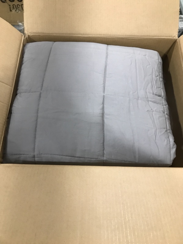 Photo 2 of Amazon Basics All-Season Cotton Weighted Blanket - 20-Pound, 60" x 80" (Full/Queen), Dark Gray Gray Full/Queen Blanket (60 x 80) 20lb Blanket