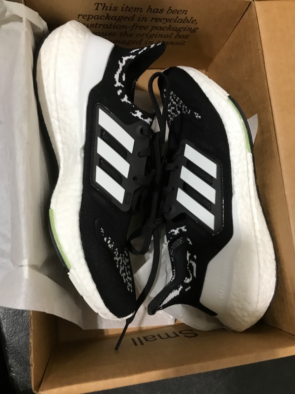 Photo 2 of ADIDAS ULTRABOOST 22 SHOES SIZE 8.5
