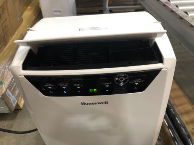 Photo 2 of TESTED POWERS ON** MAKES NOISE INTERNALLY*
Honeywell (White) Classic Portable Air Conditioner with Dehumidifier & Fan, Cools Rooms Up to 700 Sq. Ft. with Drain Pan & Insulation Tape, MN4CFSWW9, 29.400
