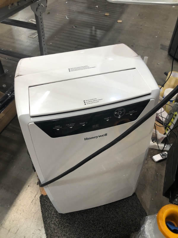 Photo 5 of TESTED POWERS ON** MAKES NOISE INTERNALLY*
Honeywell (White) Classic Portable Air Conditioner with Dehumidifier & Fan, Cools Rooms Up to 700 Sq. Ft. with Drain Pan & Insulation Tape, MN4CFSWW9, 29.400
