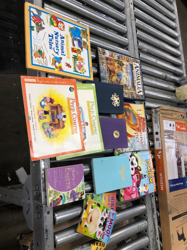 Photo 1 of BUNDLE OF CHILDRENS BOOKS (12 COUNT)