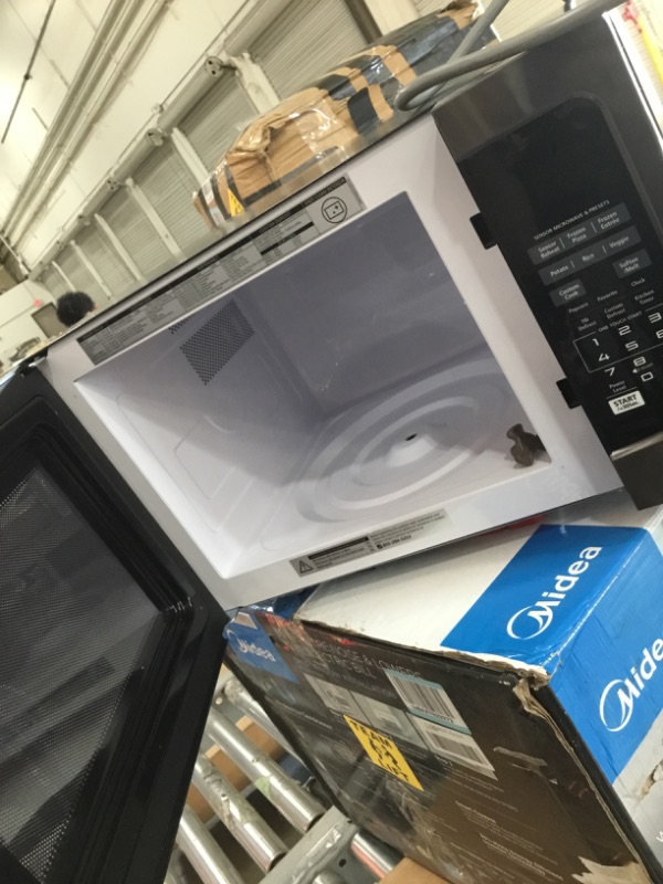 Photo 3 of ***NON-FUCTIONAL/PARTS ONLY***
Toshiba EM131A5C-BS Microwave Oven with Smart Sensor Easy Clean Interior ECO Mode and Sound on/Off 1.2 Cu.ft 1100W Black Stainless Steel
