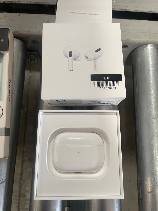 Photo 1 of Apple AirPods Pro

