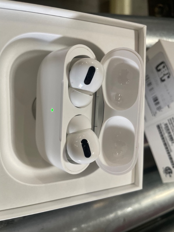 Photo 1 of Apple AirPods Pro

