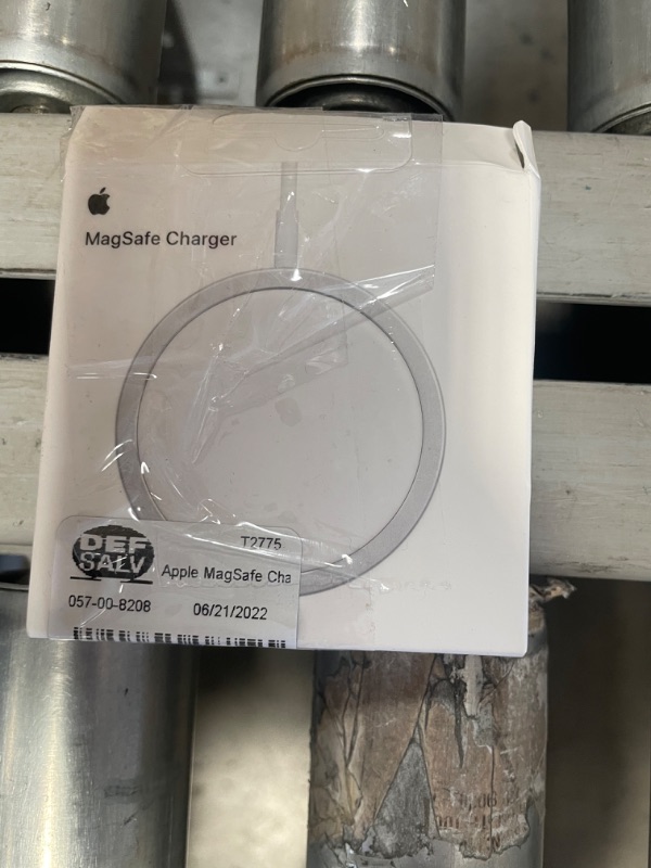 Photo 2 of Apple MagSafe Charger - MHXH3ZM/a
