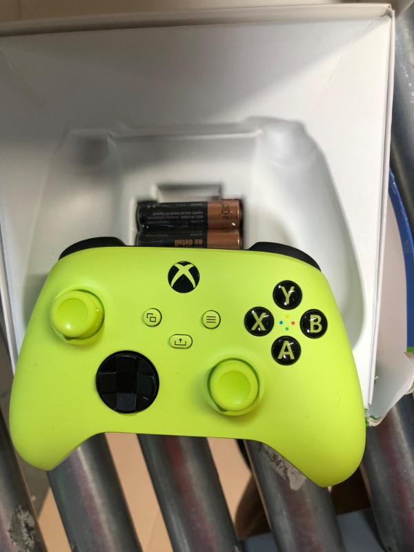 Photo 4 of Xbox Series X|S Wireless Controller

