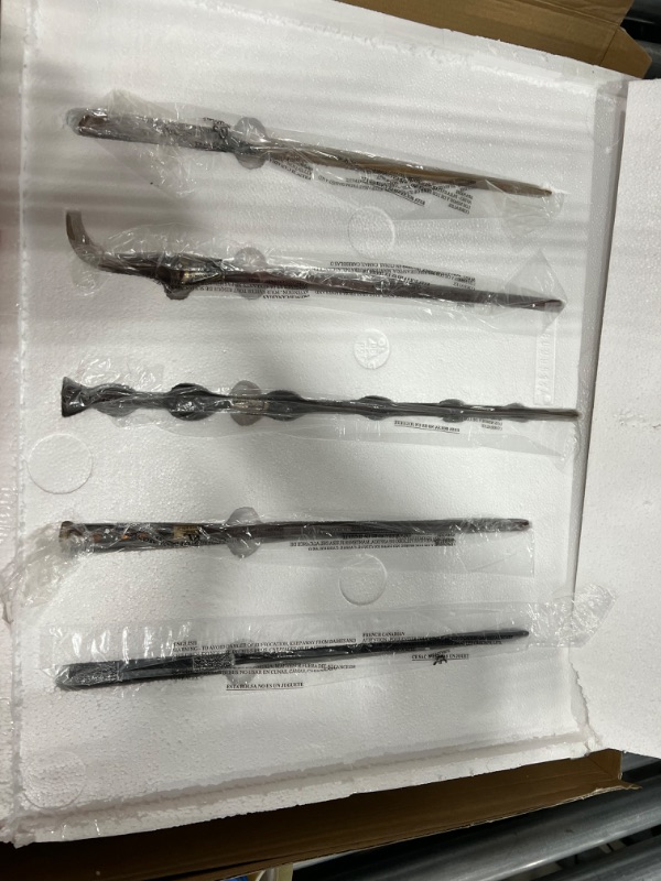 Photo 2 of Crimes of Grindelwald Collector Wand Set
