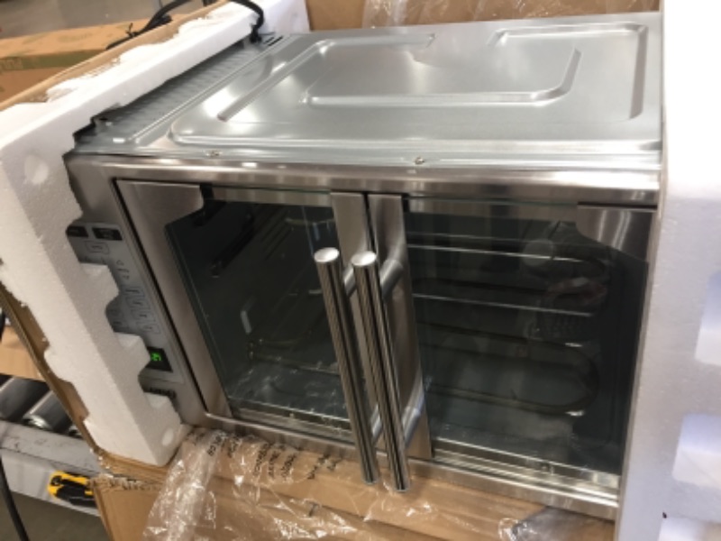 Photo 2 of TESTED POWERS ON*
Oster Convection Oven, 8-in-1 Countertop Toaster Oven, XL Fits 2 16" Pizzas, Stainless Steel French Door
