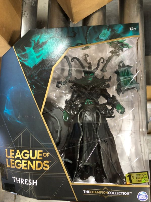 Photo 3 of League of Legends 6-Inch Thresh Collectible Figure W/ Premium Details and 2 Accessories the Champion Collection Collector Grade
