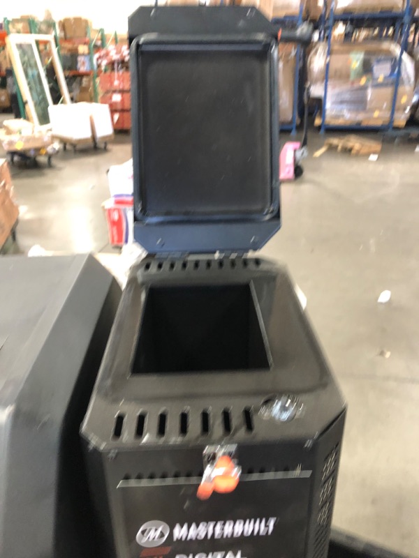 Photo 14 of (NOT FUNCTIONAL; DENTED) Masterbuilt Gravity Series 1050 Digital Charcoal Grill and Smoker Combo in Black