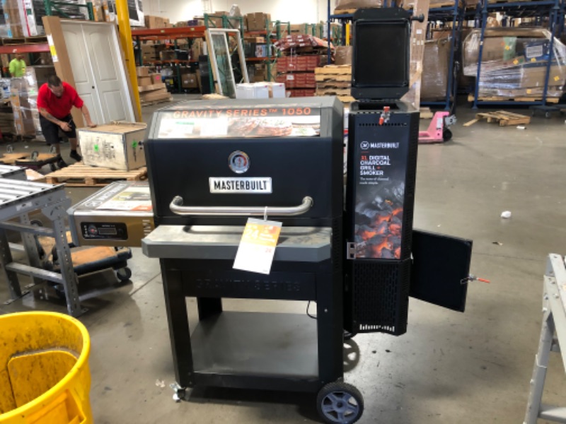 Photo 13 of (NOT FUNCTIONAL; DENTED) Masterbuilt Gravity Series 1050 Digital Charcoal Grill and Smoker Combo in Black