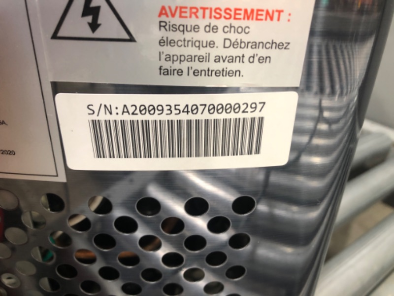 Photo 3 of *NONFUNCTIONAL* Frigidaire EFIC117-SSBLACK-COM EFIC117-SSBLACK 26 Lbs Portable Compact Maker, Stainless Steel Ice Making Machine, Medium, Black Stainless
