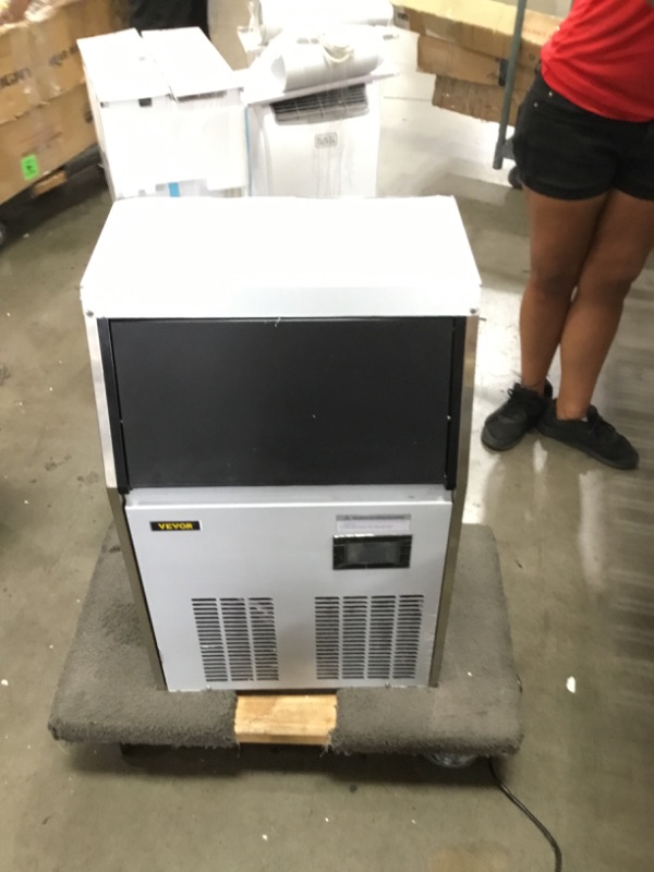 Photo 5 of **MISSING COMPONETS** 80 - 90 lb. / 24 H Commercial Ice Maker with 33 lb. Storage Bin Freestanding Ice Machine in Silver **USED** **MAJOR DAMAGE**
