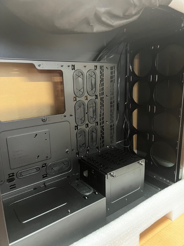 Photo 2 of Corsair Obsidian Series 1000D Super-Tower Case, Smoked Tempered Glass, Aluminum Trim, Integrated Commander PRO fan and lighting controller
