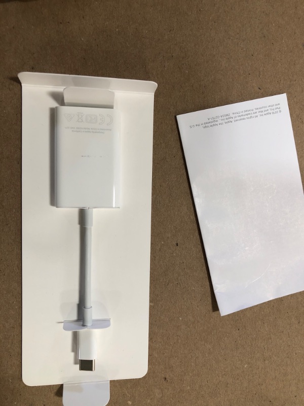 Photo 2 of Apple USB-C to SD Card Reader - 2.6in

