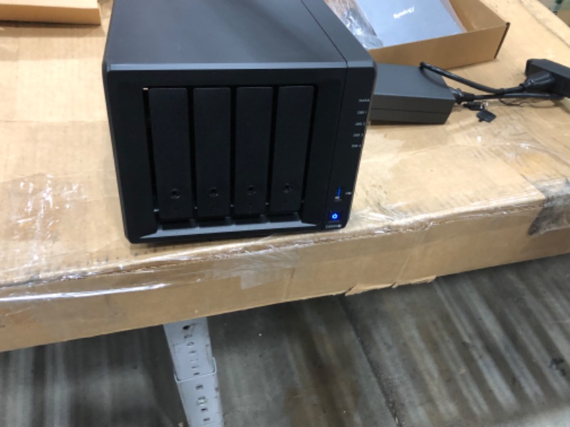 Photo 2 of Synology America Corporation Synology Disk Station DS920+ - Serveur NAS - 4 Baies - SATA 6Gb/s / ESATA - RAID 0, 1, 5, 6, 10, JBOD - RAM 4 Go
