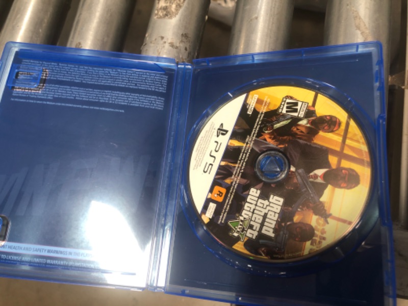 Photo 2 of Grand Theft Auto V - PlayStation 5

