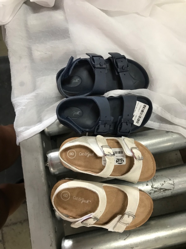 Photo 3 of Toddler Ade Footbed Sandals - Cat & Jack™ NAVY BLUE -9
Toddler Girls' Shaelyn Footbed Sandals - Cat & Jack™ - Cat & Jack™   SLIVER -8
**USED**