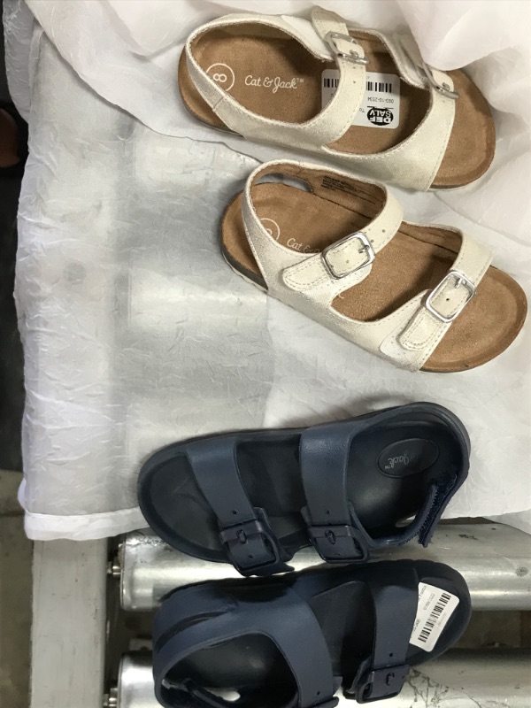 Photo 2 of Toddler Ade Footbed Sandals - Cat & Jack™ NAVY BLUE -9
Toddler Girls' Shaelyn Footbed Sandals - Cat & Jack™ - Cat & Jack™   SLIVER -8
**USED**