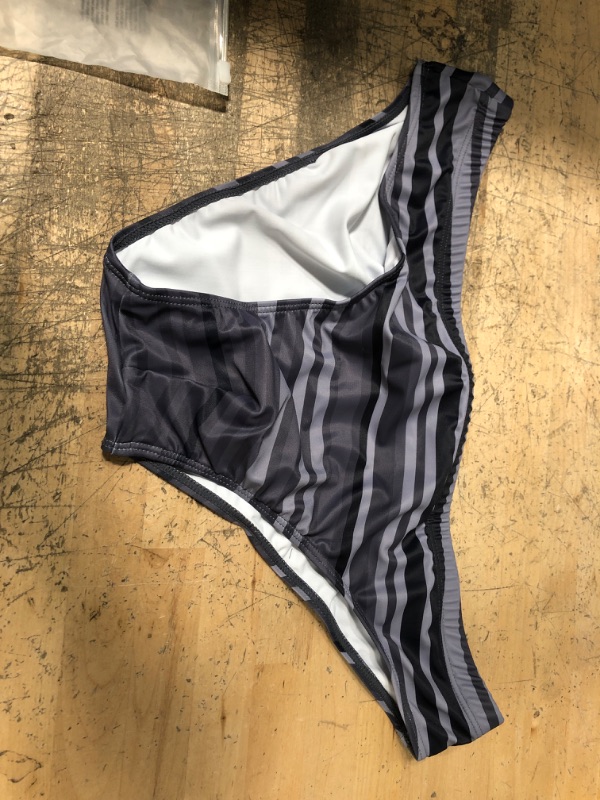 Photo 1 of MEN SEXY LOW RISE SWIM BRIEF SWIMSUIT STRIPED TRUNKS GREY AND WHITE
SIZE: XXL