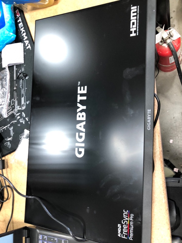 Photo 1 of GIGABYTE M28U 28" 144Hz Gaming Monitor, 3840 x 2160 SS IPS Display, 2ms (MPRT) Response Time, 9?4% DCI-P3, VESA Display HDR400, FreeSync Premium Pro, 1x Display Port 1.4, 2x HDMI 2.1

-powers on 