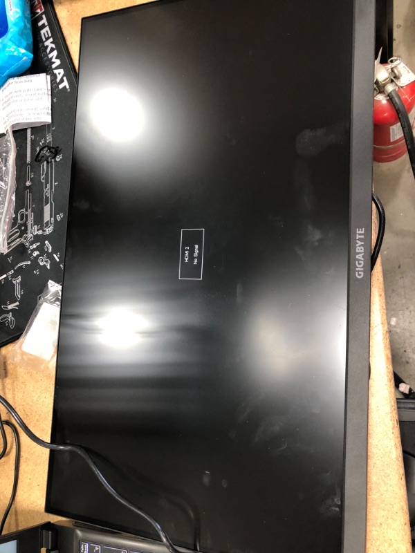 Photo 3 of GIGABYTE M28U 28" 144Hz Gaming Monitor, 3840 x 2160 SS IPS Display, 2ms (MPRT) Response Time, 9?4% DCI-P3, VESA Display HDR400, FreeSync Premium Pro, 1x Display Port 1.4, 2x HDMI 2.1

-powers on 