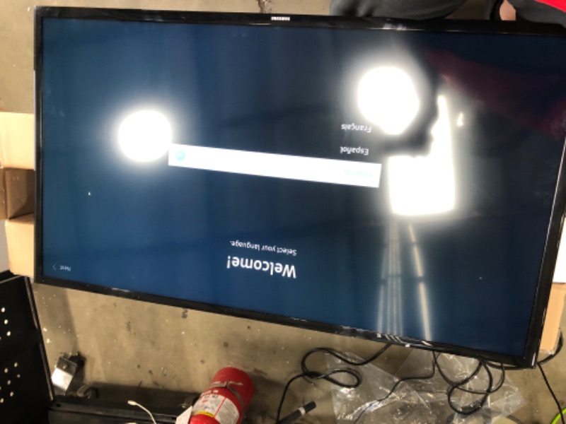 Photo 3 of SAMSUNG 40-inch Class LED Smart FHD TV 1080P (UN40N5200AFXZA, 2019 Model)

-powers on might be missing some hardware for feet 
