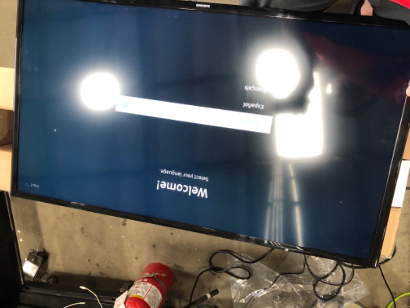 Photo 2 of SAMSUNG 40-inch Class LED Smart FHD TV 1080P (UN40N5200AFXZA, 2019 Model)

-powers on might be missing some hardware for feet 
