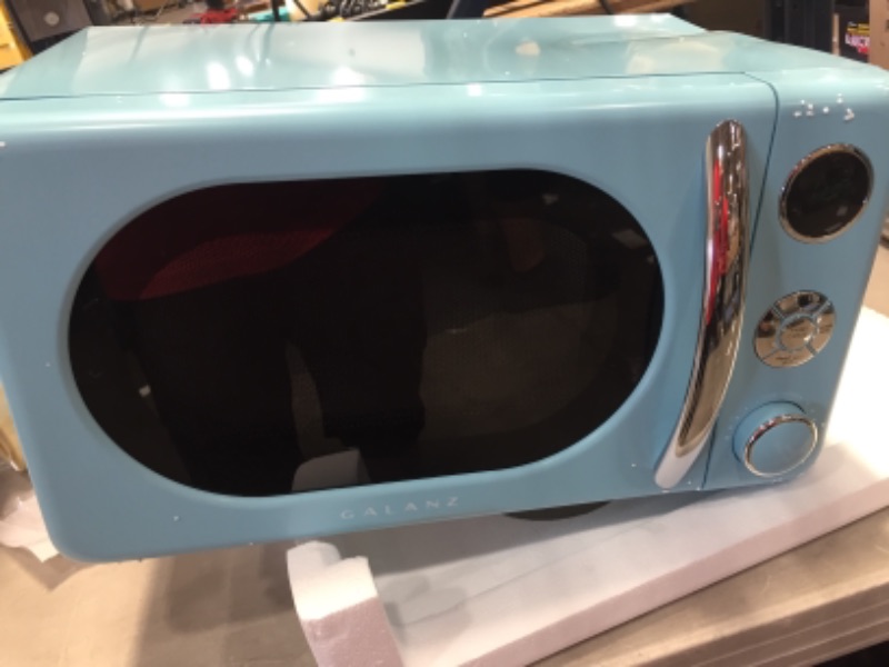 Photo 2 of Galanz Glcmka07ber-07 Countertop Microwave Retro 0.7 Cu ft 700W, Blue