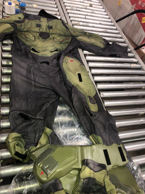 Photo 13 of Halo2Cloud Master Chief Ultra Prestige Men's Halloween Fancy-Dress Costume for Adult, XL
