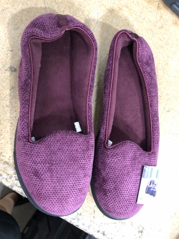 Photo 2 of RockDove Women's Chenille Lightweight Closed Back Slipper--SIZE 10
