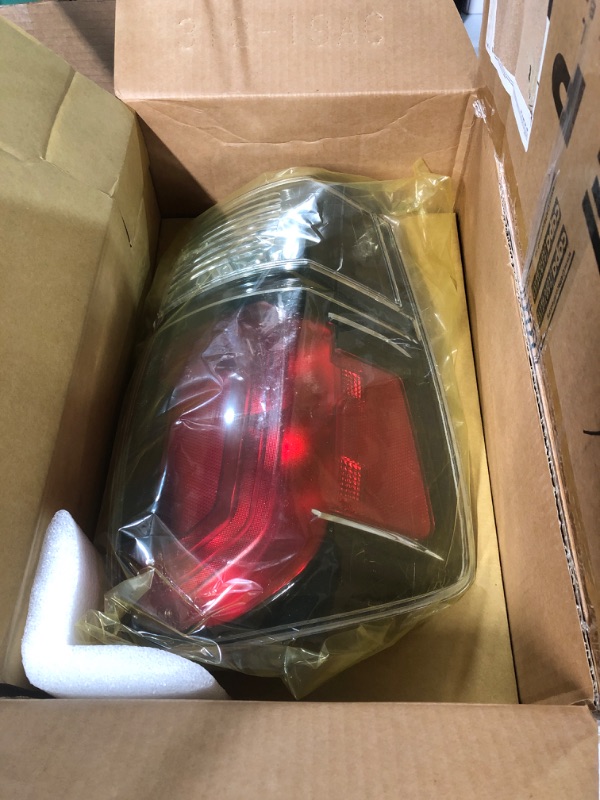 Photo 2 of Tail Light Clear Lens Assembly For Toyota Tacoma