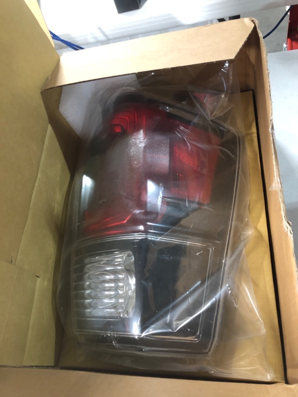 Photo 3 of Tail Light Clear Lens Assembly For Toyota Tacoma