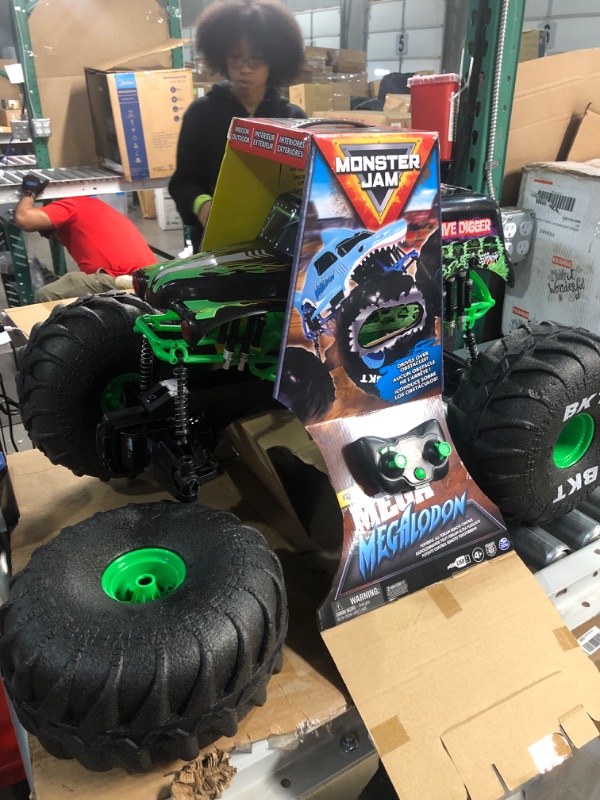 Photo 2 of -BROKEN WHEEL (SEE PICTURES)/NOT FUNCTIONAL- Monster Jam Official Grave Digger Remote Control Truck