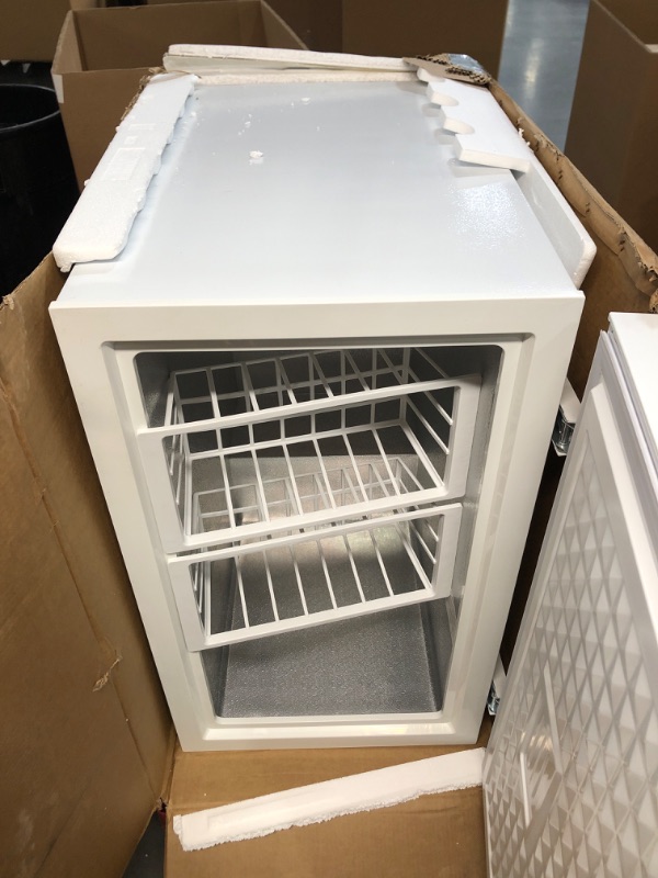Photo 2 of **SEE NOTES**
Koolatron Large Chest Freezer, 7.0 cu ft (195L), White, Manual Defrost Deep Freeze