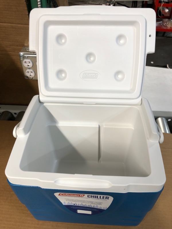 Photo 3 of *BRAND NEW* Coleman Chiller Series 9qt Insulated Portable Cooler-White Handle