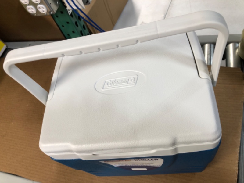 Photo 2 of *BRAND NEW* Coleman Chiller Series 9qt Insulated Portable Cooler-White Handle