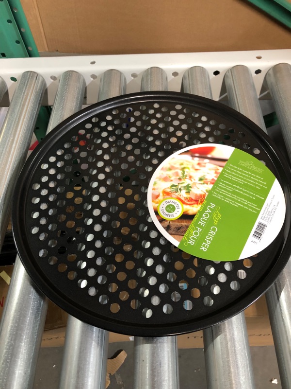 Photo 5 of [BUNDLE] Aluminum Round Cake Pan and Pizza Crisper 